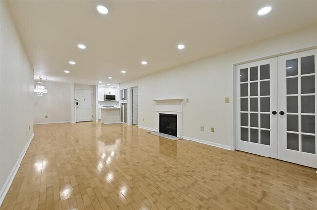 Building Photo - 2201 Pine Heights Dr NE