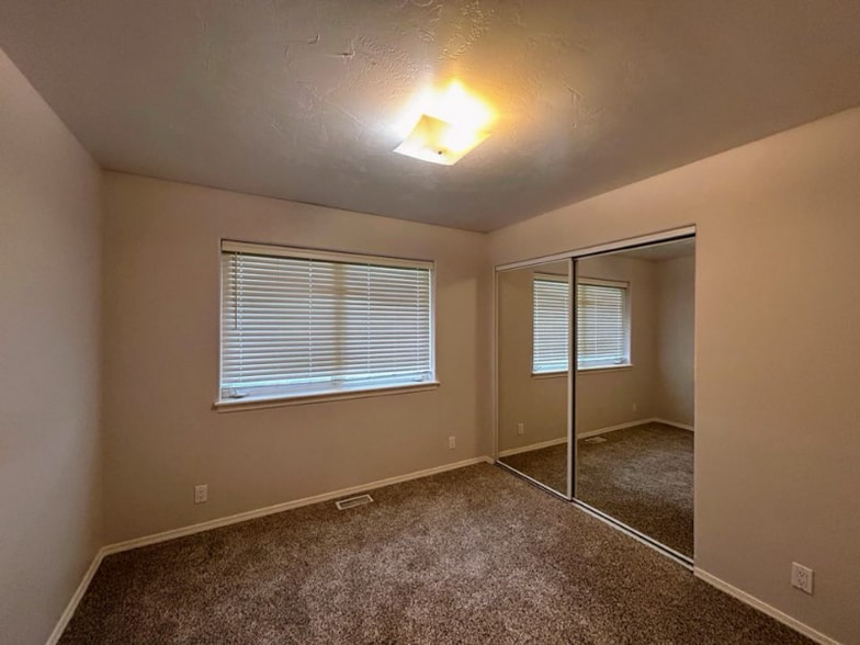 Building Photo - 825 4300 N