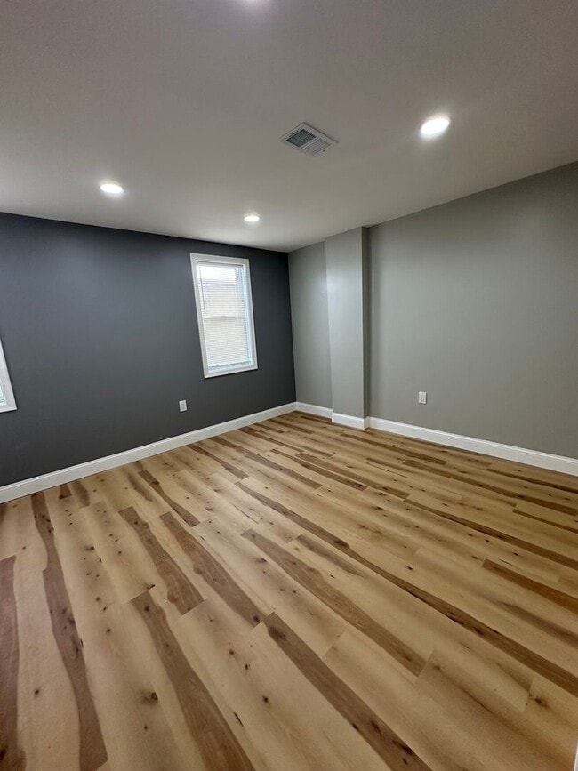 Building Photo - Fully renovated 2Bed/1 bath rowhome- Upper...