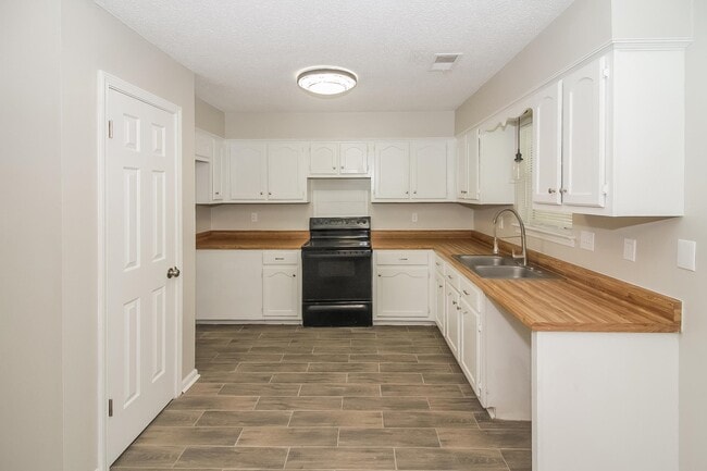 Building Photo - 6047 Cottage Hill Dr