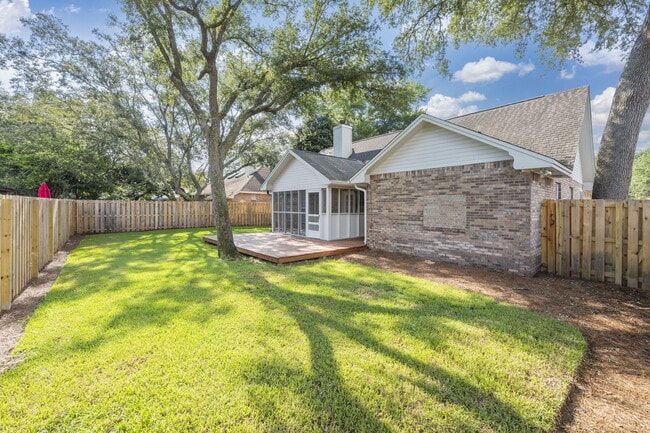 Building Photo - 305 Parkwood Pl