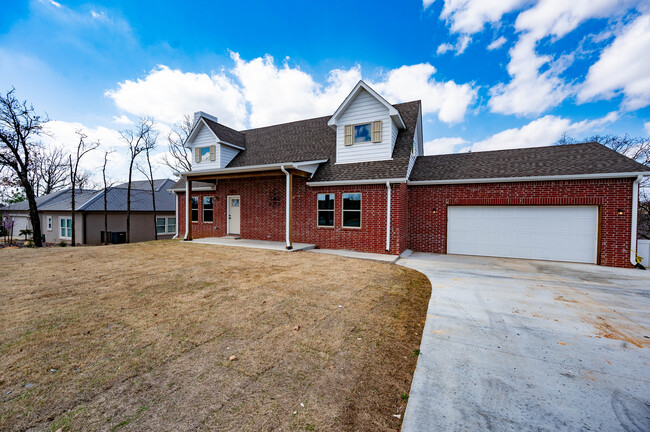 Building Photo - 514 Oak Ridge Dr