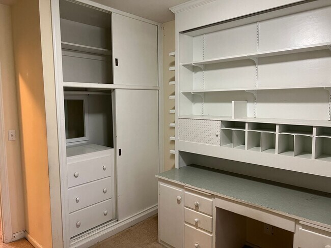 Building Photo - 405 Hemlock Dr SE