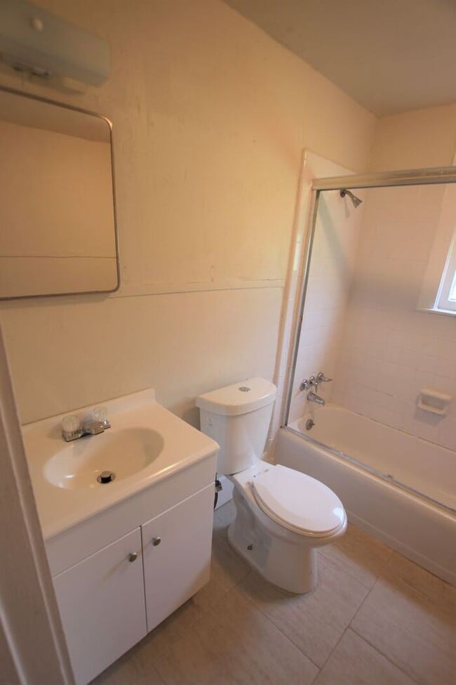 Building Photo - Cozy 2 Bedroom, 1 Bath Garage Apartment in...