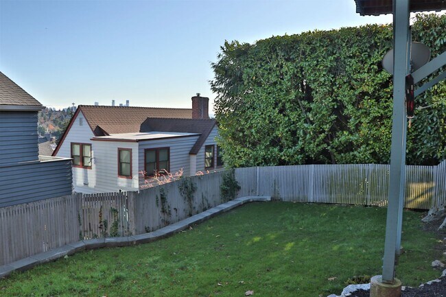 Building Photo - 2466 Montavista Pl W