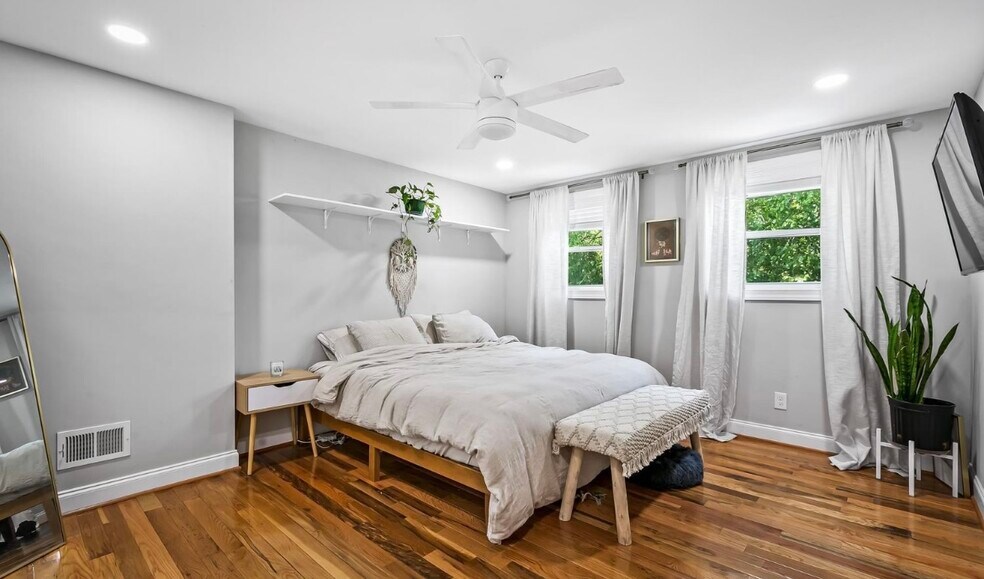 Primary Bedroom - 106 E Clement St