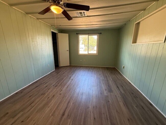 Building Photo - 3 Bedroom Spacious Home - Contact Property Pros