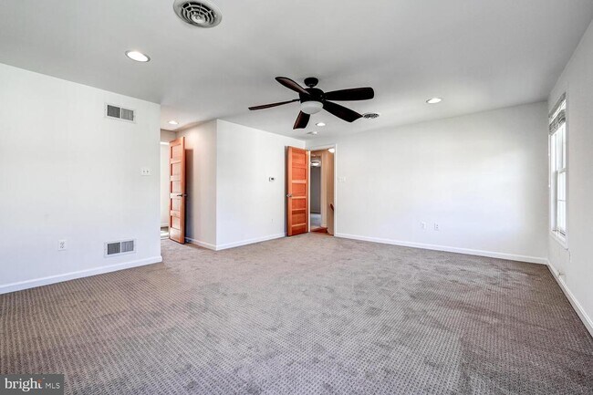 Building Photo - 5404 Arcadia Ave