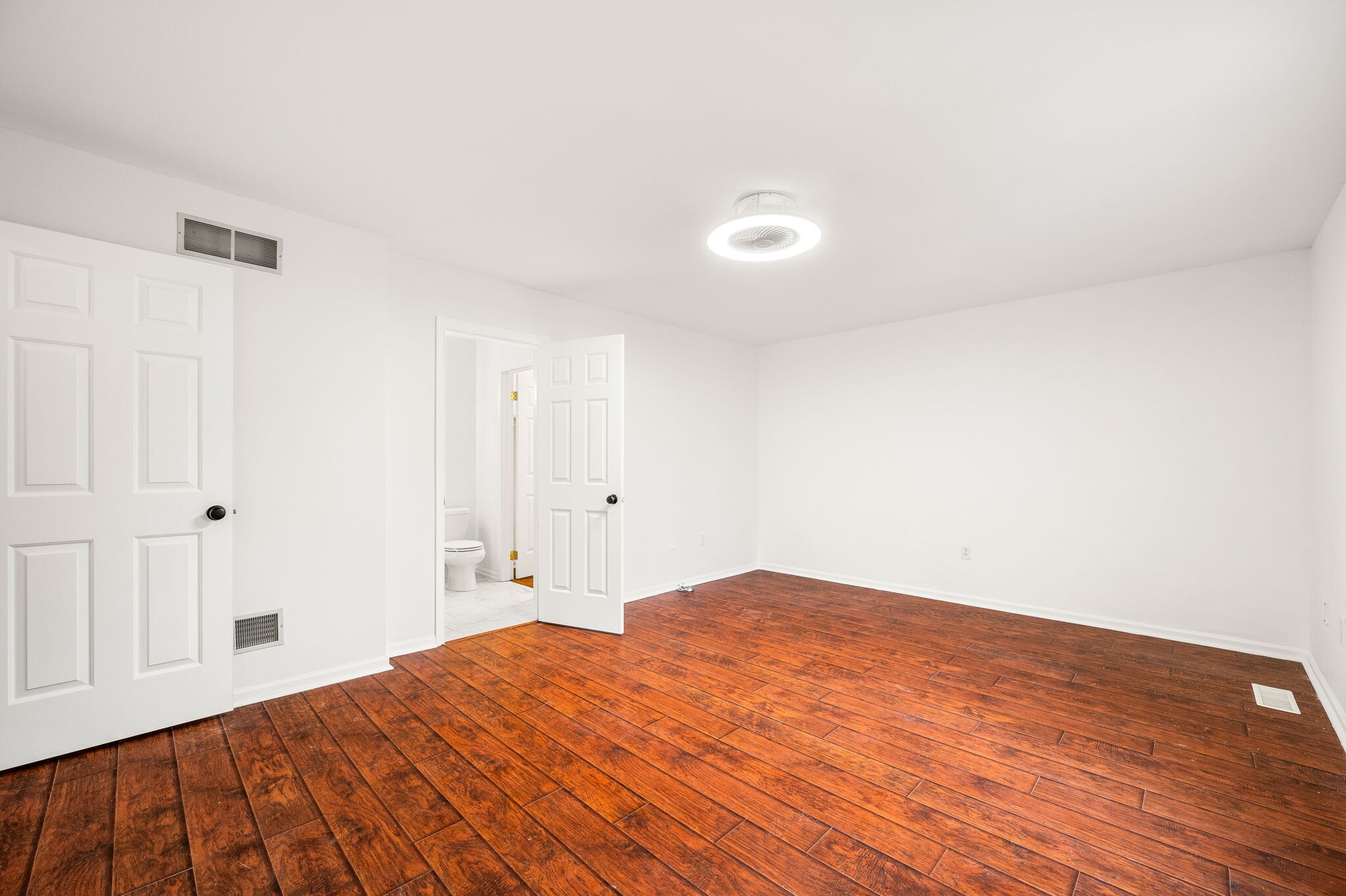 Building Photo - 302 Pinebrooke Cir