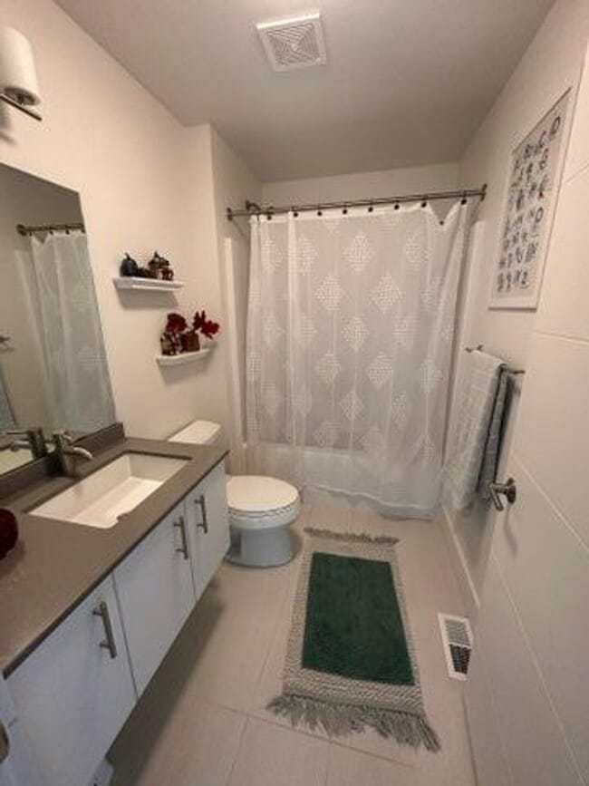 Building Photo - West End Three Bedroom with Modern Finishes