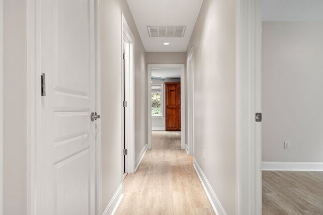 Building Photo - Spacious, Beautiful East Asheville Home