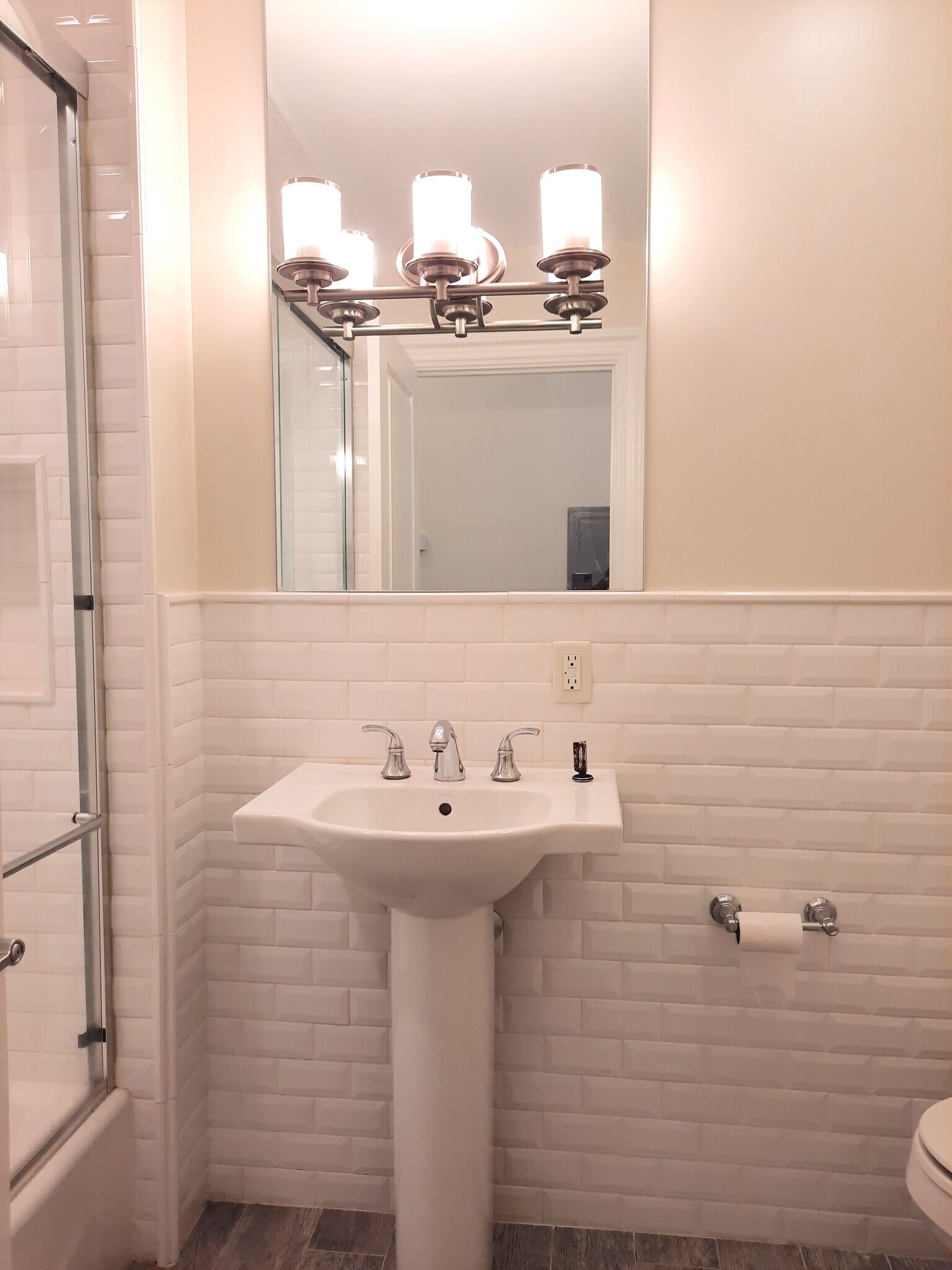 Full bathroom - 158 6th St