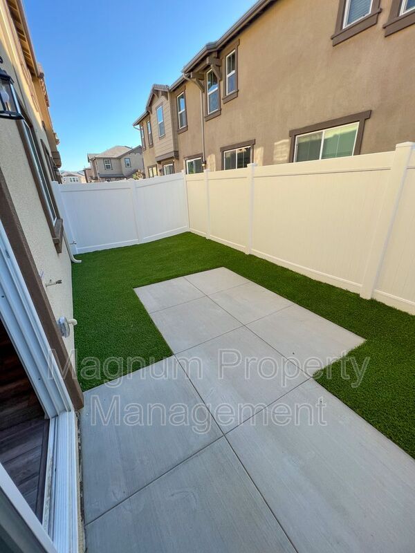 Building Photo - 40636 Birchfield Dr