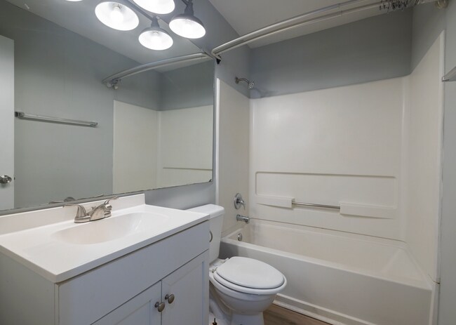 Building Photo - 524 University Place