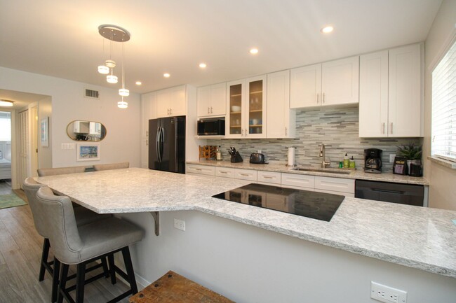 Building Photo - ** STUNNING REMODELED 2/2 CONDO IN THE ELE...