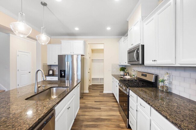 Building Photo - Beautiful Five Bedroom Home in Indian Trail!