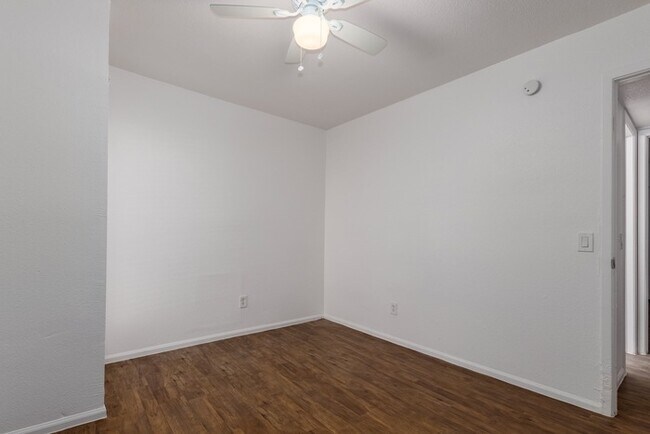 Building Photo - 2 Bedroom townhouse