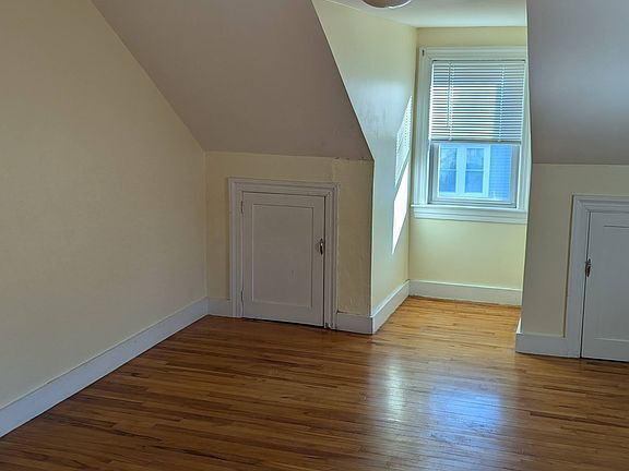 Building Photo - Comfortable home