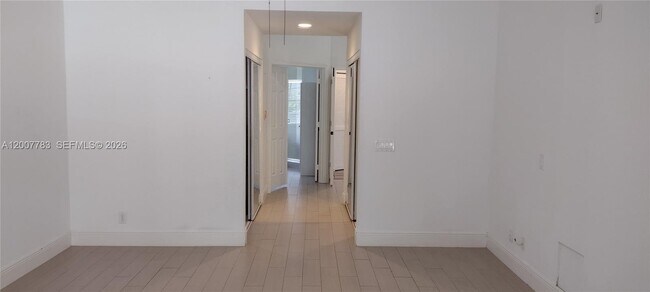 Building Photo - 659 Verona Pl