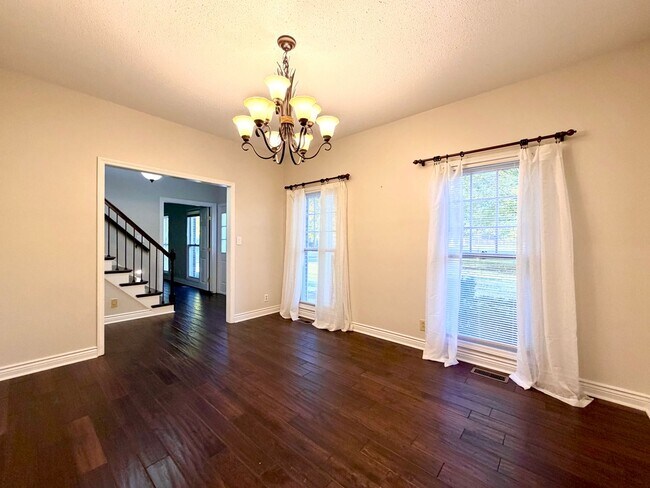 Building Photo - 1402 E Rhett Butler Rd