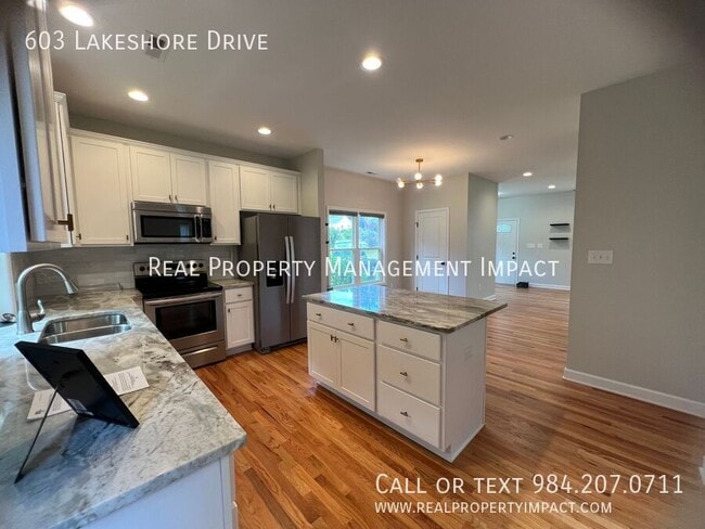 Building Photo - 603 Lakeshore Dr