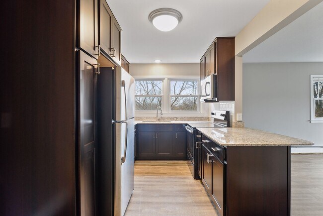 Building Photo - Remodeled 2 bed featuring new kitchen