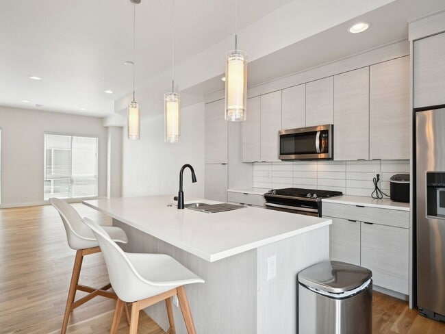 Building Photo - 3039 W 19th Ave