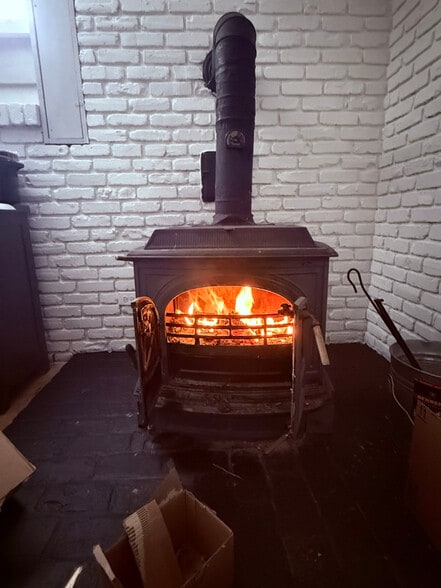 Building Photo - 905 Main St