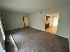 Building Photo - 3 Bedroom/1.5 bathroom Duplex