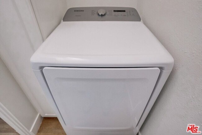 Building Photo - 435 N Oakhurst Dr