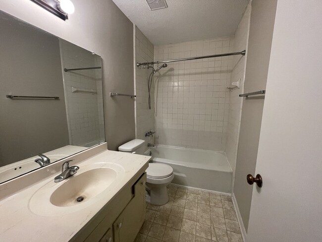 Building Photo - 606 Oak Tree Dr