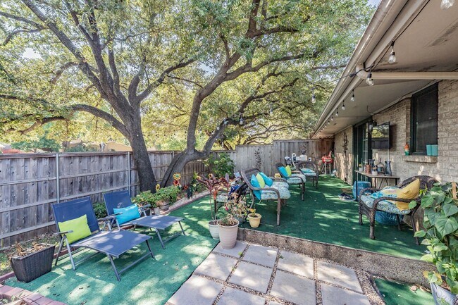 Building Photo - Spacious 3 Bed, 2 Bath Duplex in the Heart...