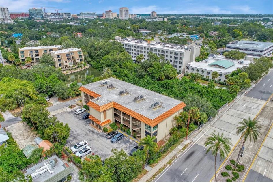 Building Photo - 1650 Pine Tree Ln