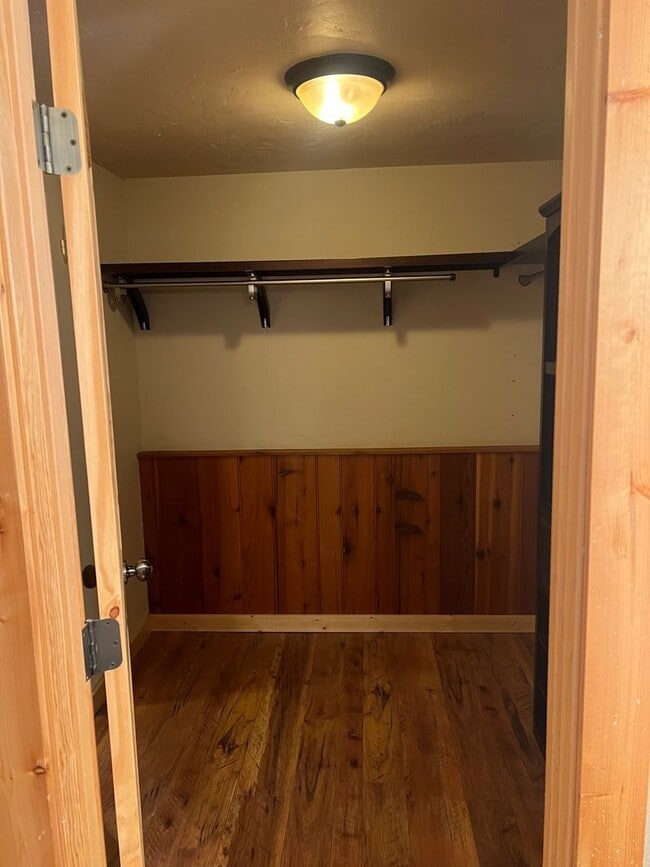 Building Photo - 702