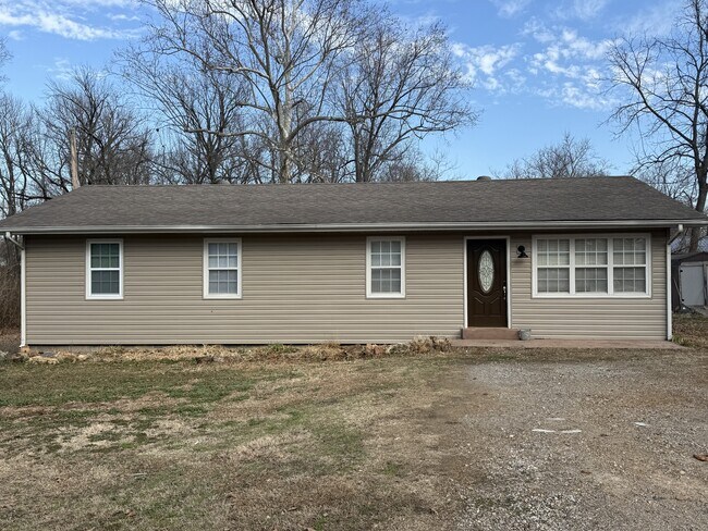 Building Photo - 816 E 16 St