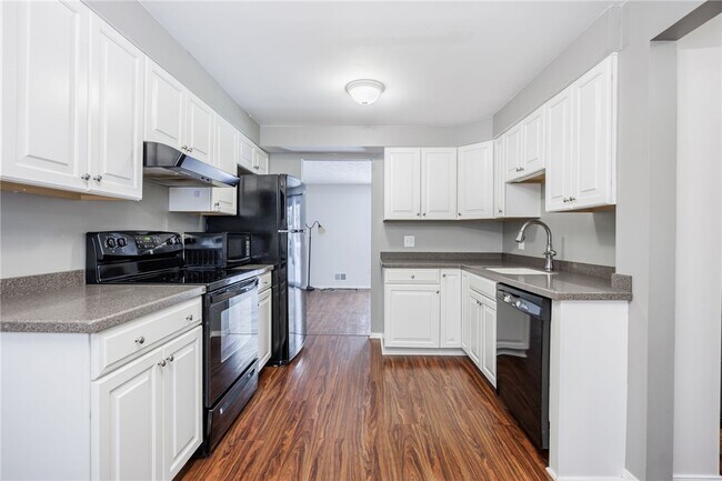 Building Photo - 16 Sanders Farm Dr