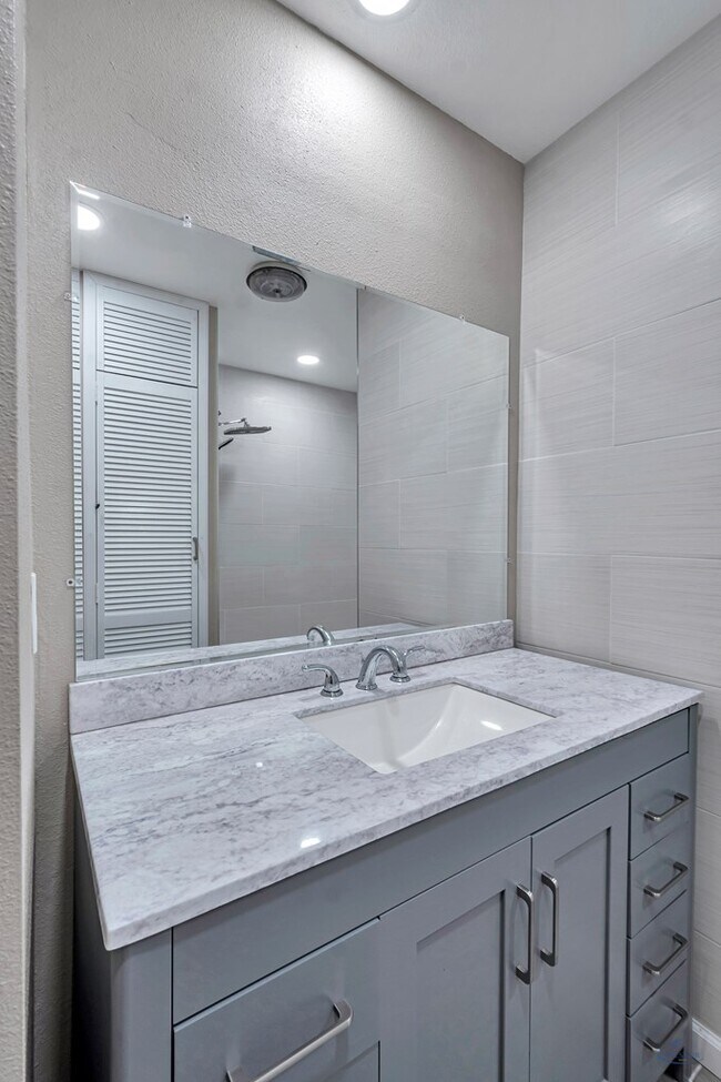 Building Photo - 1800 W 23rd St