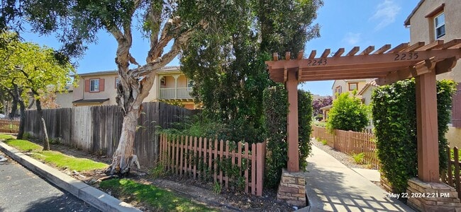 Building Photo - Autumn Glenn Large Two Story Home Near Sho...