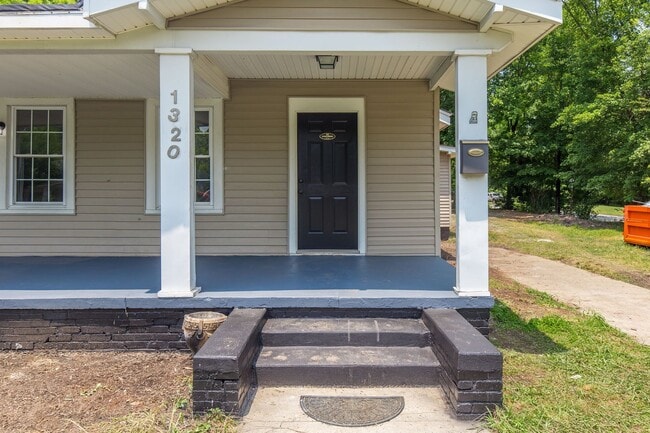 Building Photo - 1320 W Friendly Ave