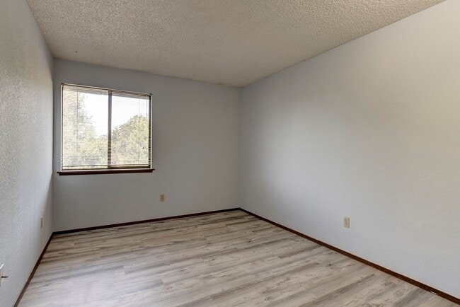 Building Photo - Charming 2-Bedroom Condo with Balcony – Pr...