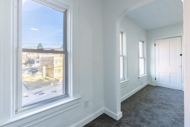 Building Photo - 522 E Warrington Ave