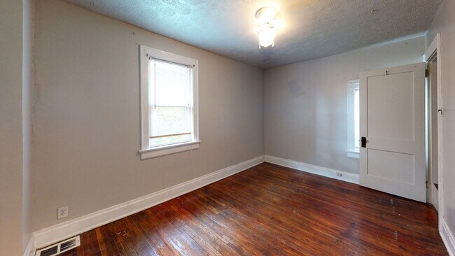 Building Photo - 383 E 13th Ave