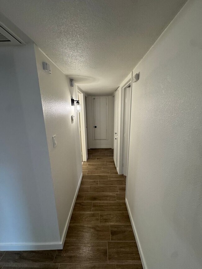 Building Photo - Fully upgraded home with garage!