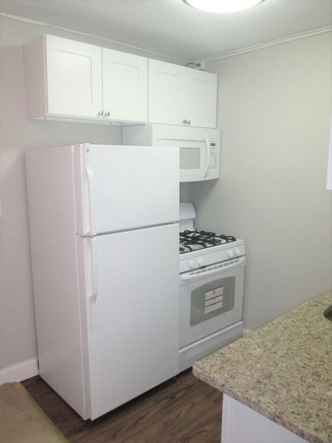 Building Photo - Bright and Spacious Condo in Fantastic Fog...