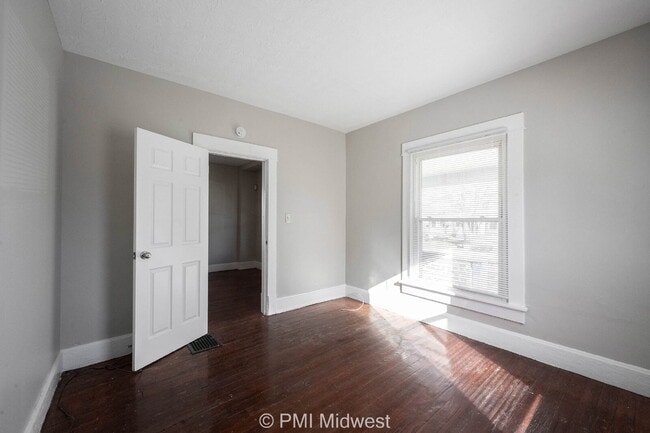Building Photo - 323 W 40th St