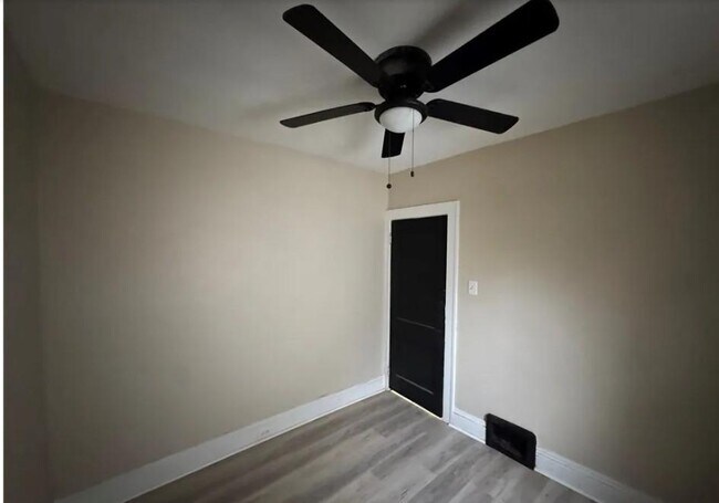 Building Photo - 14910 Kingsford Ave