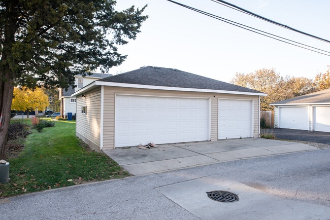 Building Photo - 826 N Center St