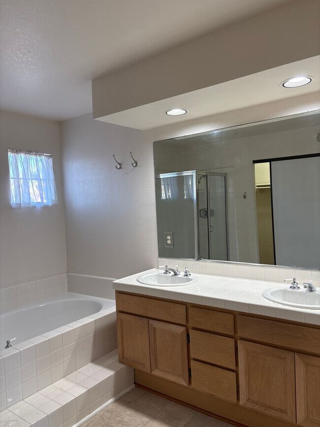 Building Photo - Four Bedroom Home in Sante Fe Hills, San M...
