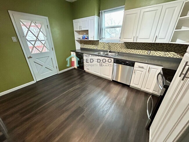 Building Photo - Spacious and inviting 3 bed, 2 bath rental