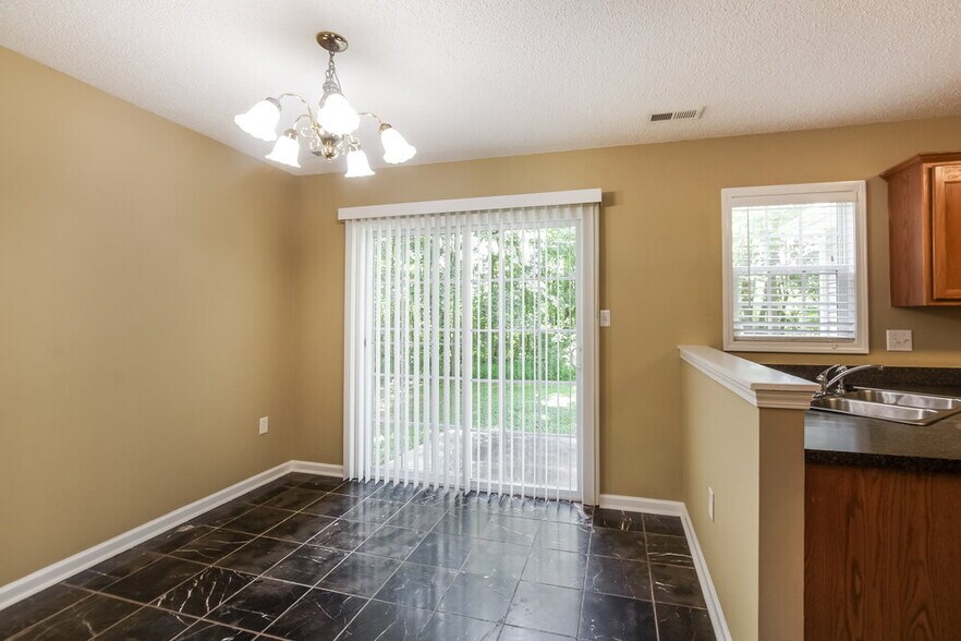 Building Photo - 2213 Brookline Ct